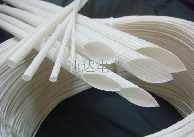 【產(chǎn)品說明】矽質(zhì)套管、自熄管硅樹脂玻璃纖維套管(也稱矽質(zhì)套管或自熄管)是以無堿玻璃纖維編織成管狀后浸涂有機硅樹脂,并加熱固化而成。它具有較強的介電性能,較高的耐熱性,良好的自熄性及柔軟性,產(chǎn)品廣泛應(yīng)用于家用電器、電機、電力通訊、電熱制品、照明燈飾、電視及電子儀器的內(nèi)部線集束等絕緣保護。 【產(chǎn)品說明】矽質(zhì)套管、自熄管硅樹脂玻璃纖維套管(也稱矽質(zhì)套管或自熄管)是以無堿玻璃纖維編織成管狀后浸涂有機硅樹脂,并加熱固化而成。它具有較強的介電性能,較高的耐熱性,良好的自熄性及柔軟性,產(chǎn)品廣泛應(yīng)用于家用電器、電機、電力通訊、電熱制品、照明燈飾、電視及電子儀器的內(nèi)部線集束等絕緣保護。