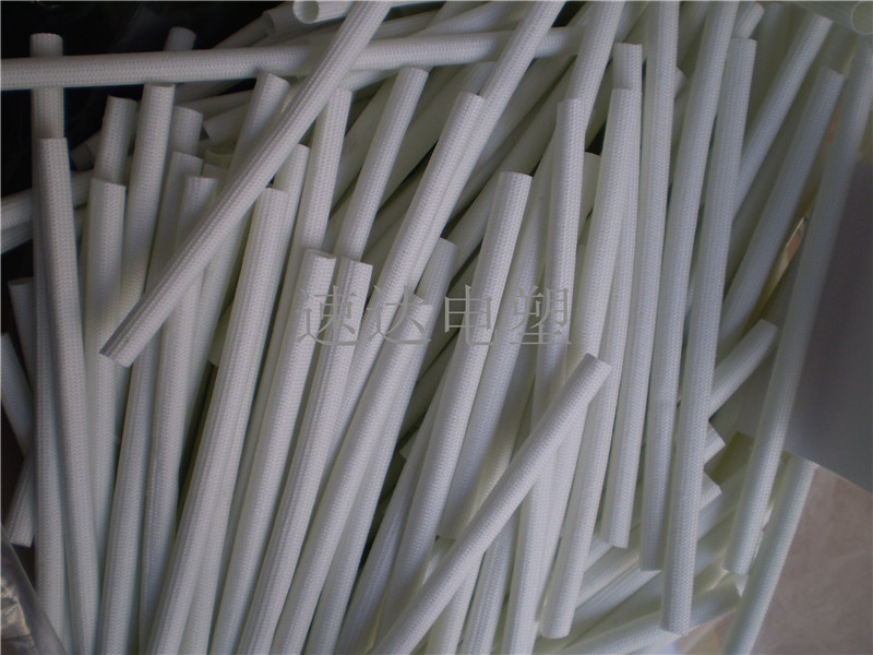 【產(chǎn)品說明】矽質(zhì)套管、自熄管硅樹脂玻璃纖維套管(也稱矽質(zhì)套管或自熄管)是以無堿玻璃纖維編織成管狀后浸涂有機硅樹脂,并加熱固化而成。它具有較強的介電性能,較高的耐熱性,良好的自熄性及柔軟性,產(chǎn)品廣泛應(yīng)用于家用電器、電機、電力通訊、電熱制品、照明燈飾、電視及電子儀器的內(nèi)部線集束等絕緣保護。 【產(chǎn)品說明】矽質(zhì)套管、自熄管硅樹脂玻璃纖維套管(也稱矽質(zhì)套管或自熄管)是以無堿玻璃纖維編織成管狀后浸涂有機硅樹脂,并加熱固化而成。它具有較強的介電性能,較高的耐熱性,良好的自熄性及柔軟性,產(chǎn)品廣泛應(yīng)用于家用電器、電機、電力通訊、電熱制品、照明燈飾、電視及電子儀器的內(nèi)部線集束等絕緣保護。